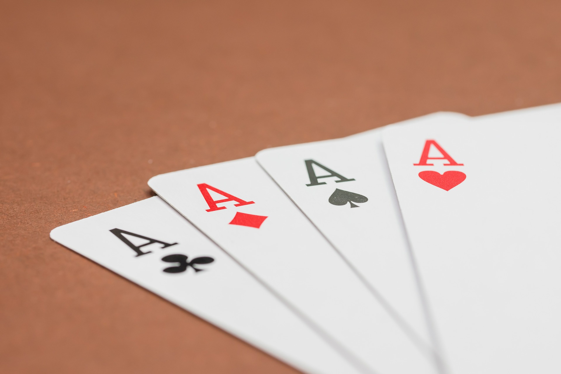 Ein Bild von vier ASS Spielkarten